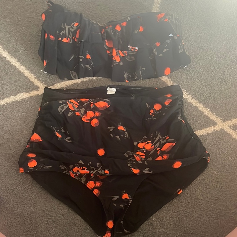 Vintage style two piece bathing suit.removable straps to make tube top.